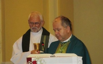 Érsek atya megáldja a fölújított szentélyt
