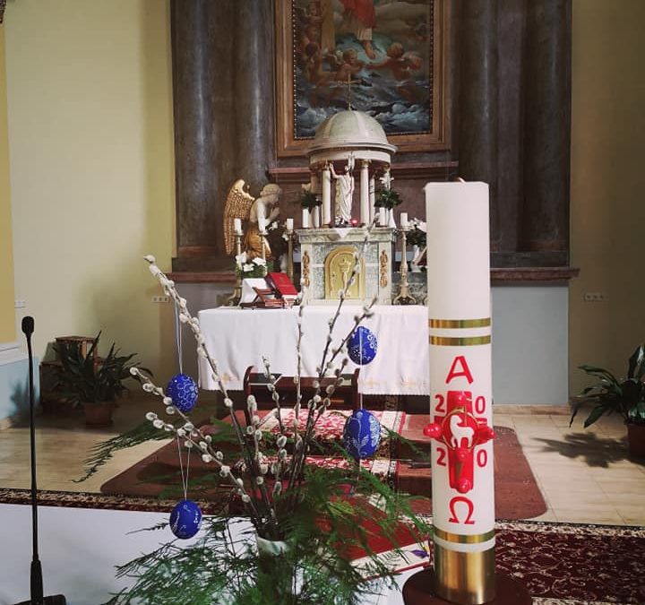 Különleges hímestojások díszitik a templomot