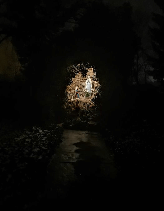 A Lourdes-i barlangnál imádkoztuk Gyertyaszentelő Boldogasszony ünnepén