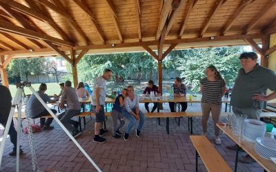 A vasárnapi szentmise után a plébánia udvarán folytatódott az ünneplés