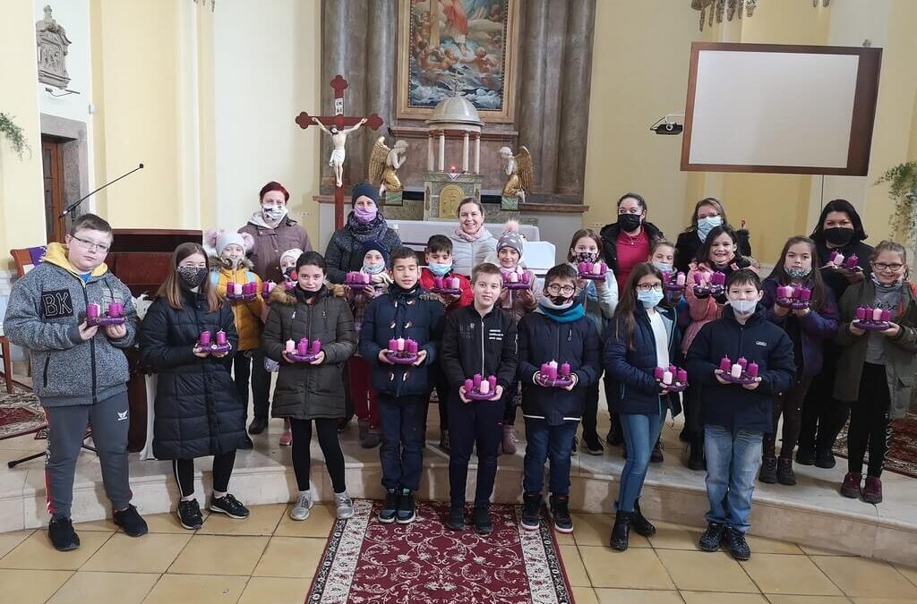 Hittanosaink adventi koszorúkat kötöttek