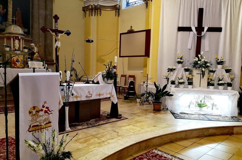 Templomunk húsvéti díszben