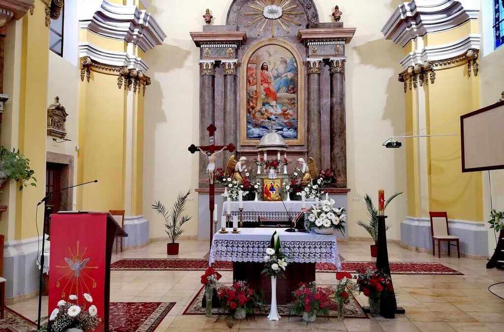 Templomunk pünkösdi díszben