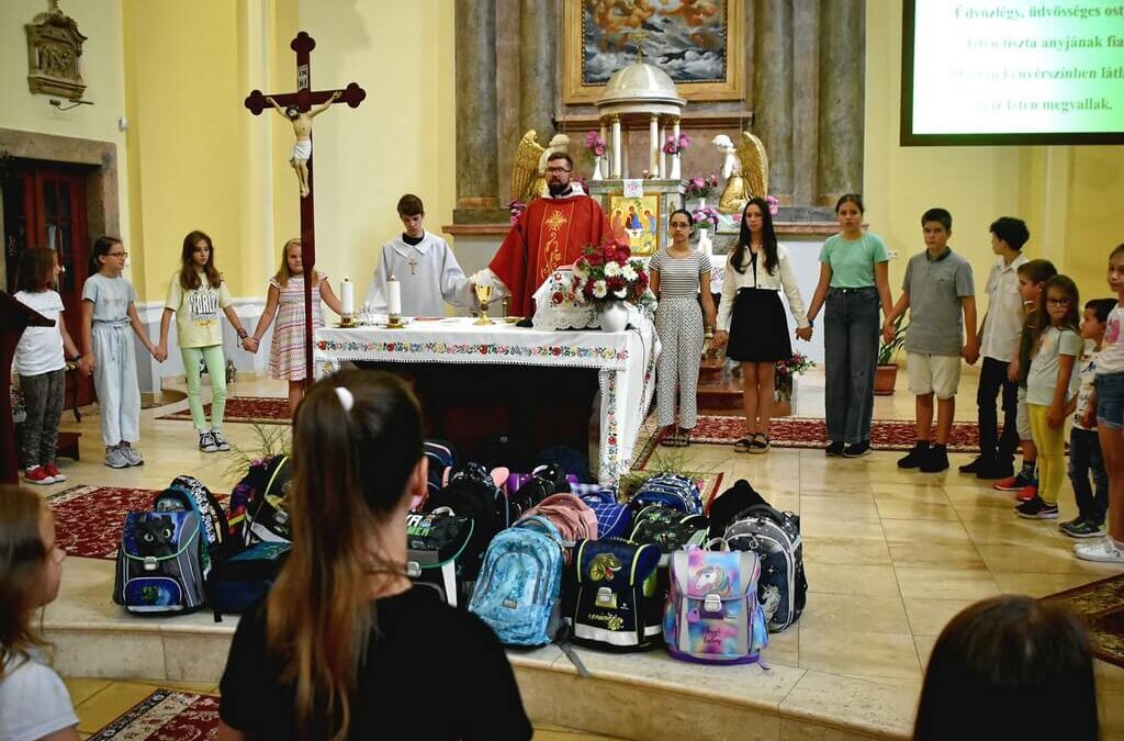 Az iskolatáskák megáldásával nyitottuk meg az új tanévet