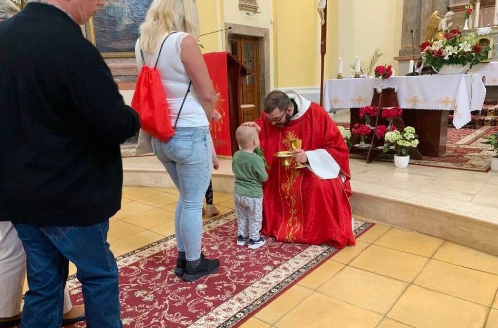 Pirospünkösd templomunkban