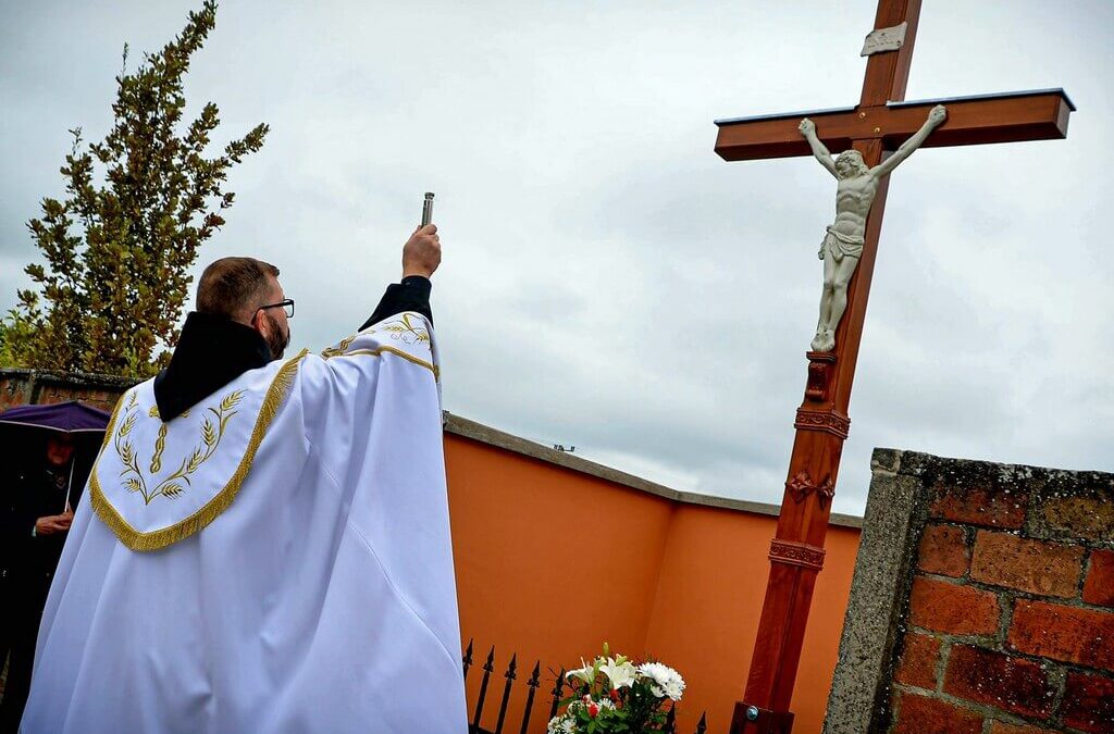 „A keresztet ünnepeljük, A keresztnek énekeljük ujjongó dicséretét.”