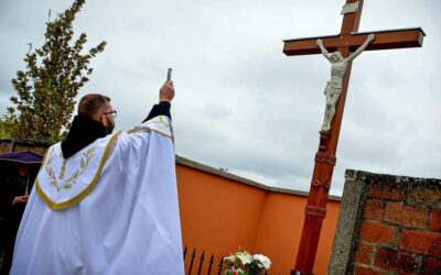 „A keresztet ünnepeljük, A keresztnek énekeljük ujjongó dicséretét.”