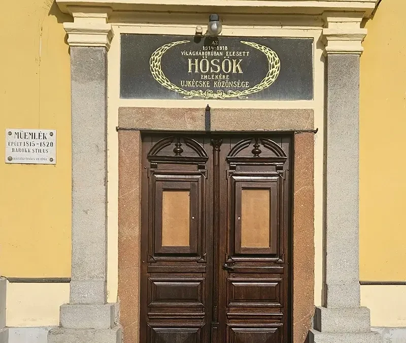 Felújított ajtón léphetünk be az Isten házába