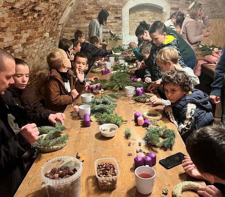 Ebben az évben is koszorúkötéssel kezdtül el az adventet