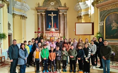 Gyimesfelsőlokról a Komjátocska néptánccsoport ifjú tagjai látogattak el hozzánk